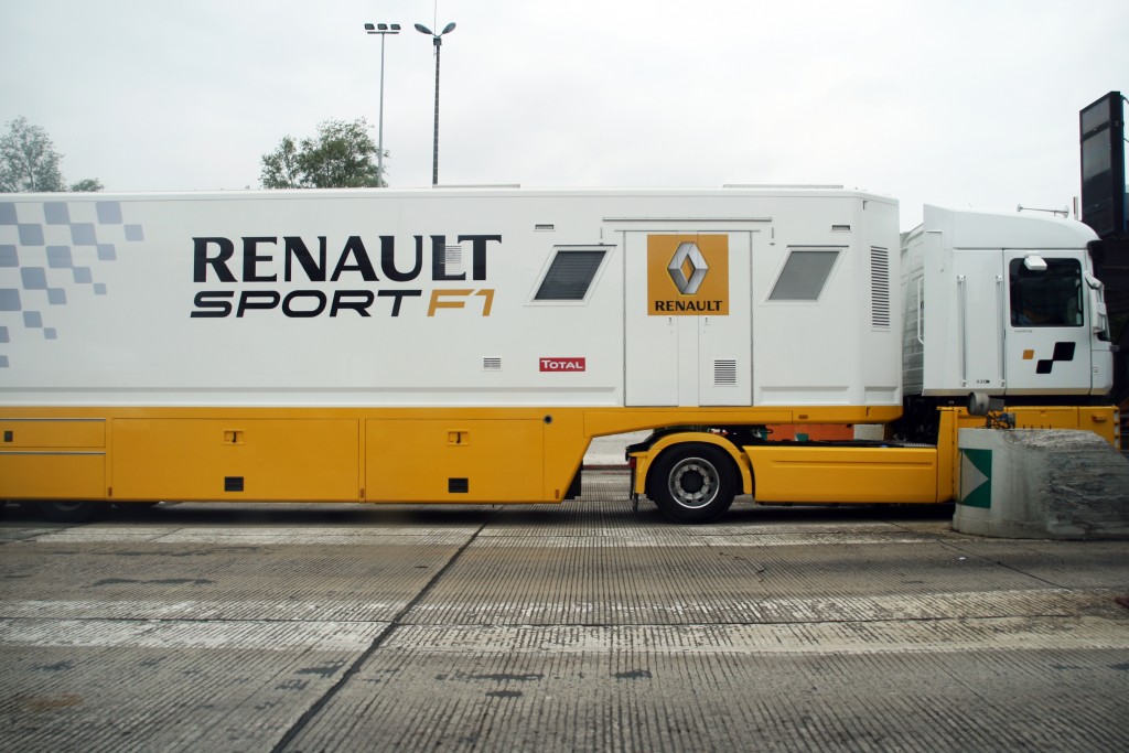 Renault_Sport_F1_Truck