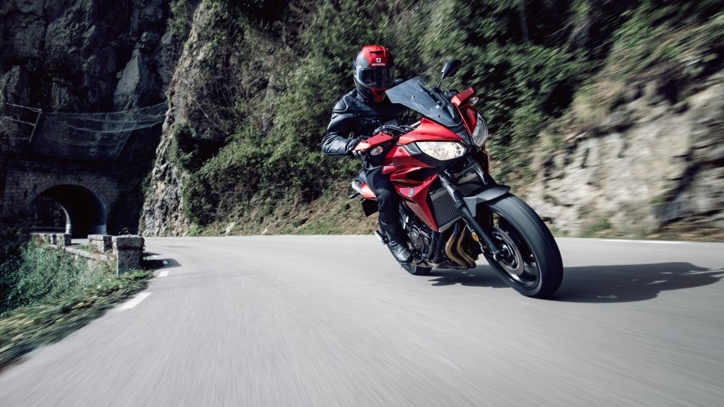 2016-Yamaha-MT07TR-EU-Radical-Red-Action-002