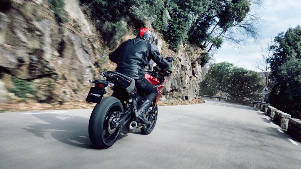 2016-Yamaha-MT07TR-EU-Radical-Red-Action-005