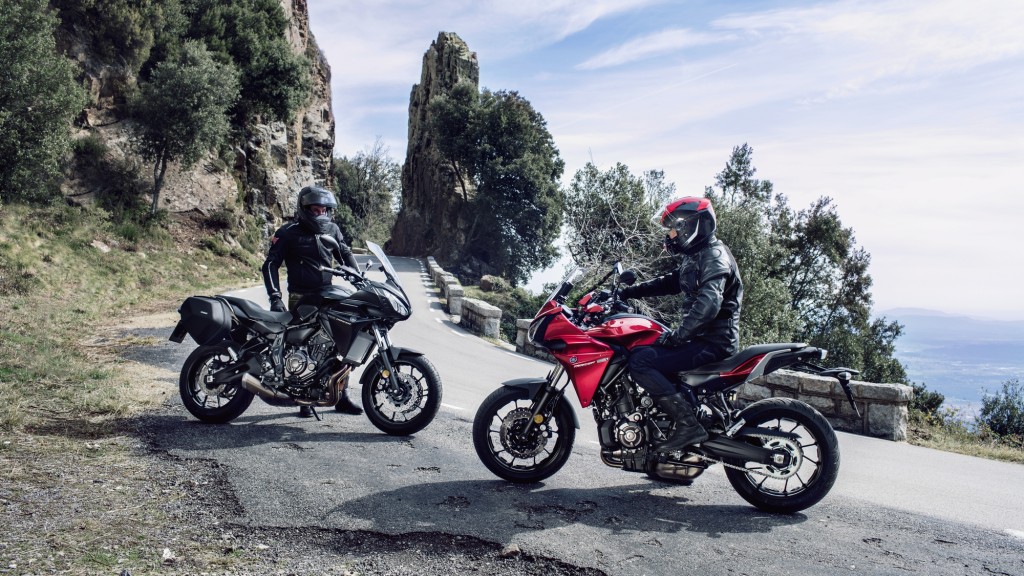 2016-Yamaha-MT07TR-EU-Radical-Red-Static-005