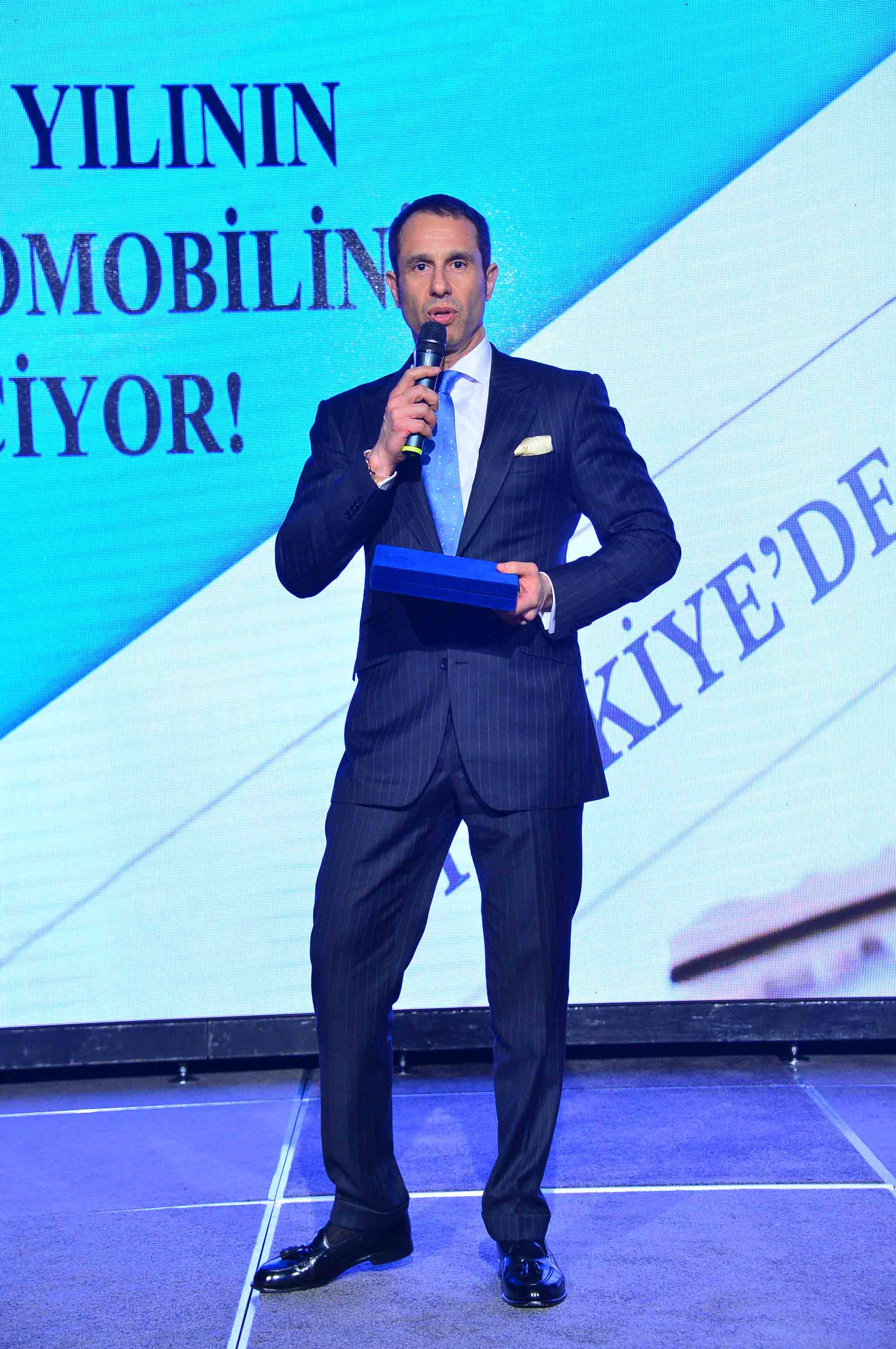 Koç Holding Otomotiv Grup Başkanı Cenk Çimen, Vehbi Koç adına verilen onur ödülünü aldı.