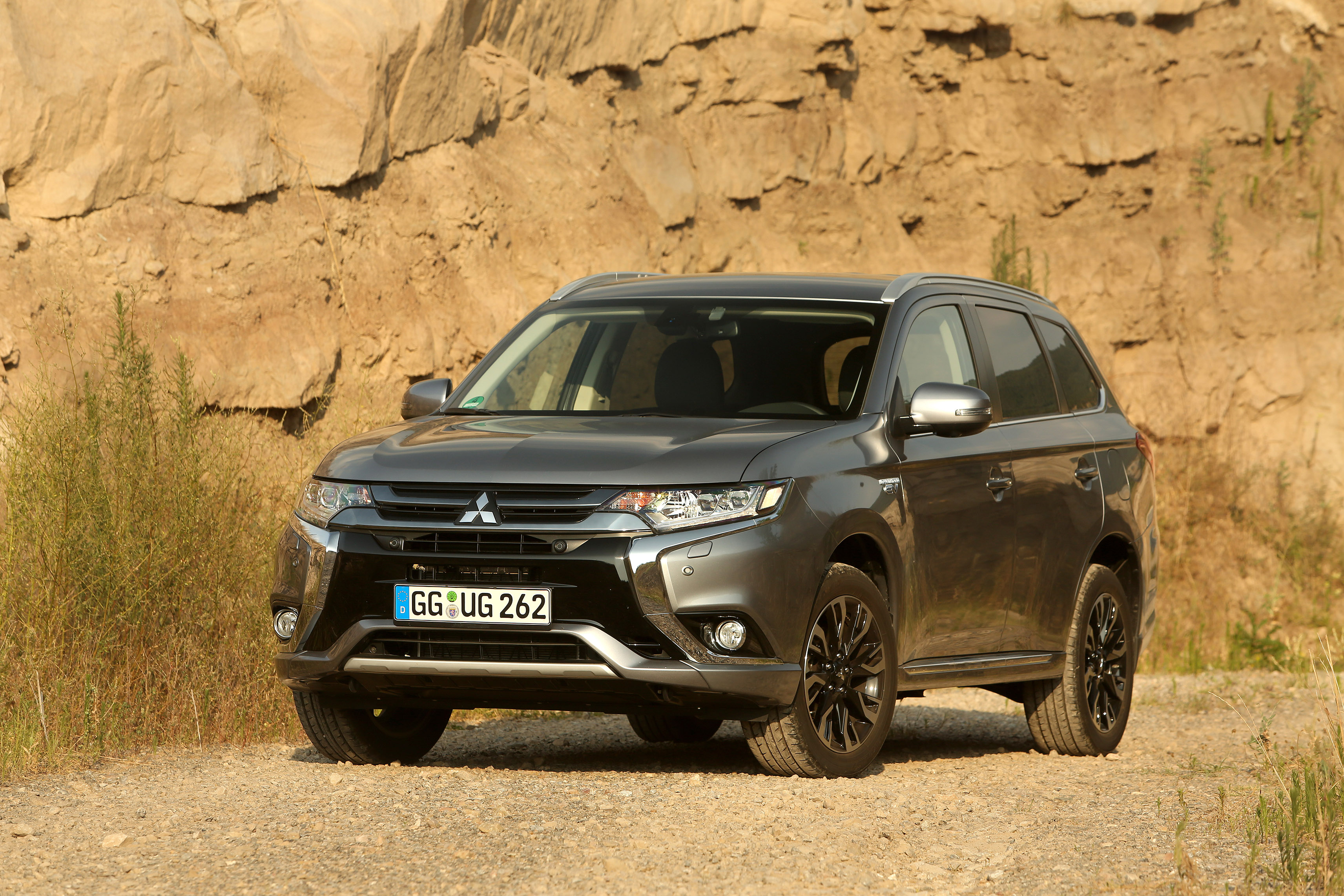 Mitsubishi outlander полный. Митсубиси Аутлендер. Митсубиси Аутлендер PHEV 2015. Mitsubishi Outlander Мицубиси Аутлендер. Митсубиси Аутлендер 10.