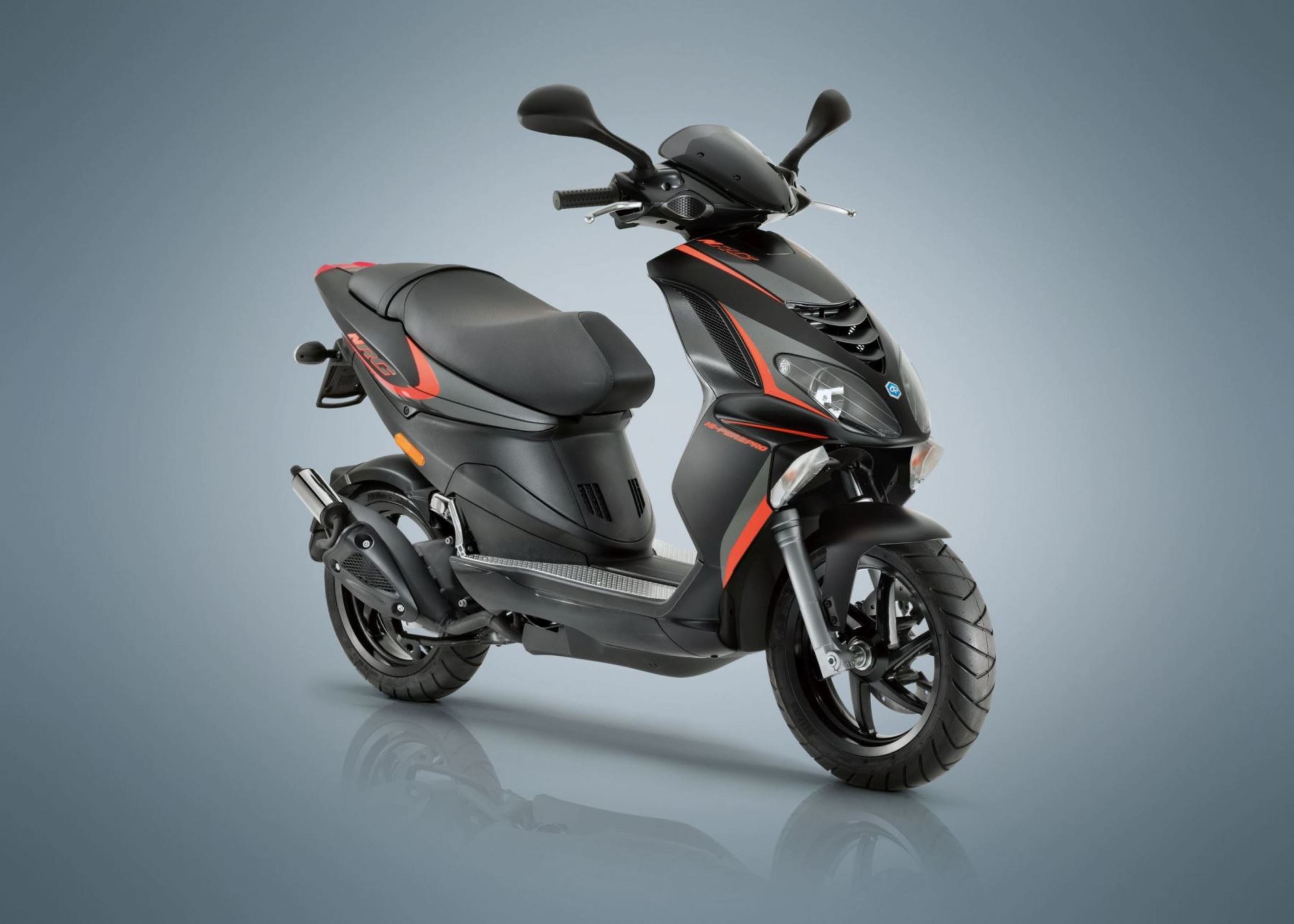 Скутера кг. Piaggio NRG скутер. Скутер пиаджио 50. Мотороллер Пьяджо. Piaggio NRG Power 50dd.